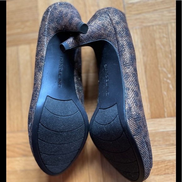 Bandolino Shiny Pump in Size 8.5 - Picture 3 of 3